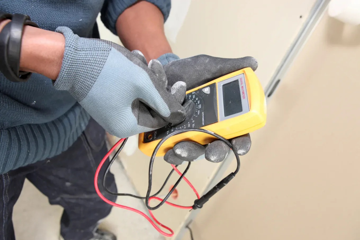 Mesure au multimètre sur une prise de cuisine lors d'un dépannage My Electro